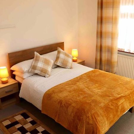 Cheerful 2 Bedroom Residential Home - Free Parking Leeds  Exterior photo