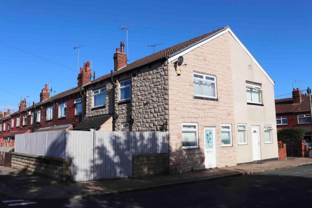 Cheerful 2 Bedroom Residential Home - Free Parking Leeds  Exterior photo