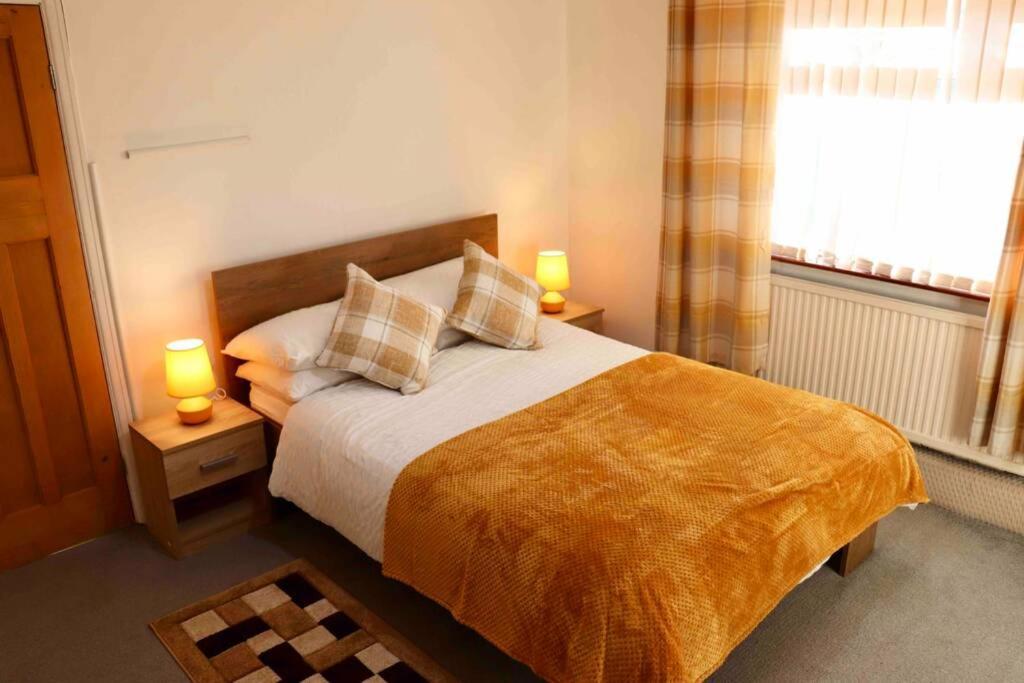 Cheerful 2 Bedroom Residential Home - Free Parking Leeds  Exterior photo