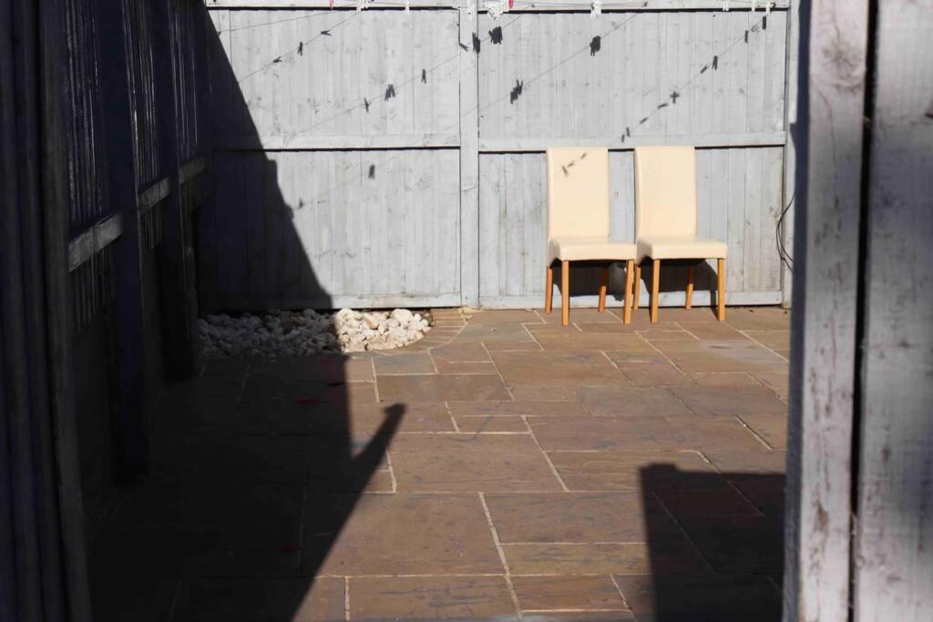 Cheerful 2 Bedroom Residential Home - Free Parking Leeds  Exterior photo