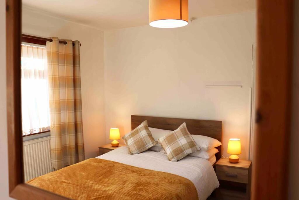 Cheerful 2 Bedroom Residential Home - Free Parking Leeds  Exterior photo