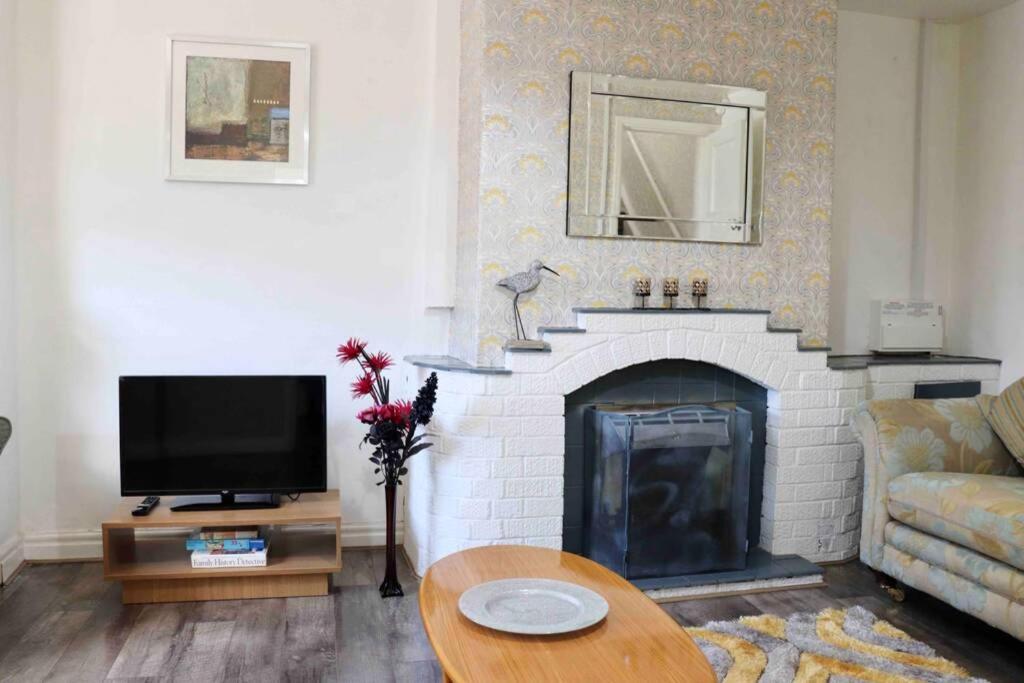 Cheerful 2 Bedroom Residential Home - Free Parking Leeds  Exterior photo