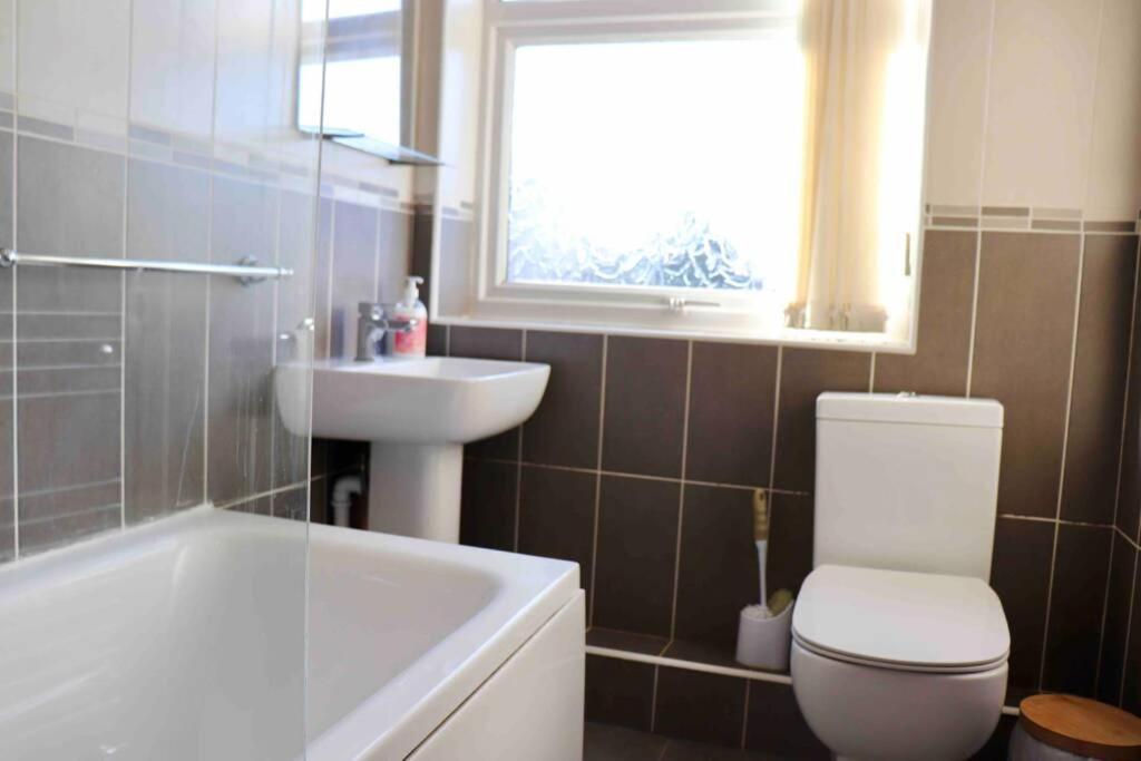 Cheerful 2 Bedroom Residential Home - Free Parking Leeds  Exterior photo