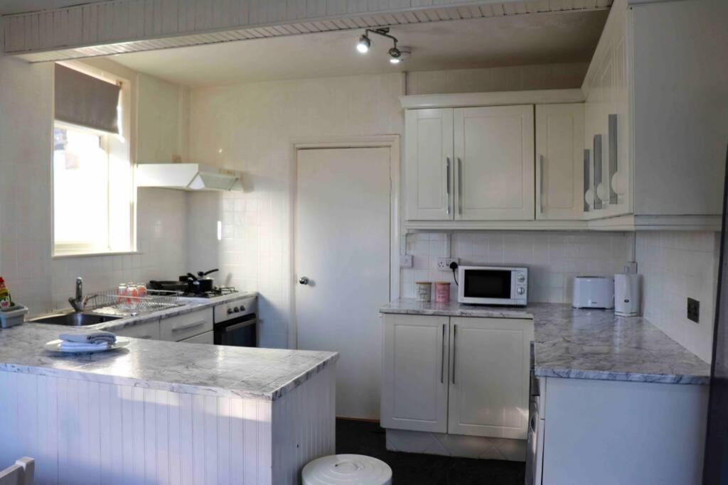 Cheerful 2 Bedroom Residential Home - Free Parking Leeds  Exterior photo