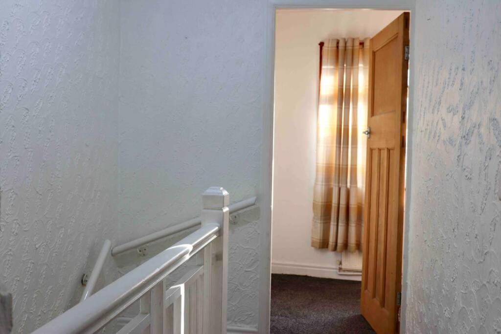 Cheerful 2 Bedroom Residential Home - Free Parking Leeds  Exterior photo