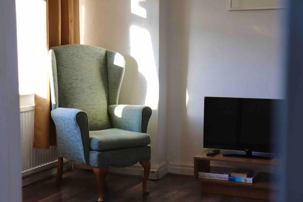 Cheerful 2 Bedroom Residential Home - Free Parking Leeds  Exterior photo