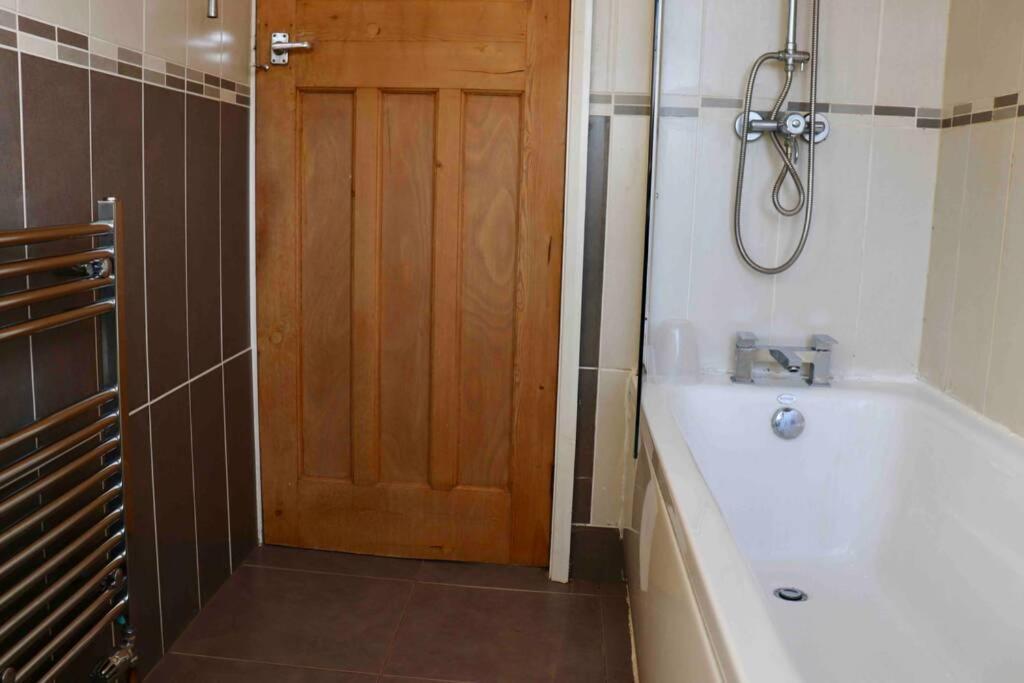 Cheerful 2 Bedroom Residential Home - Free Parking Leeds  Exterior photo