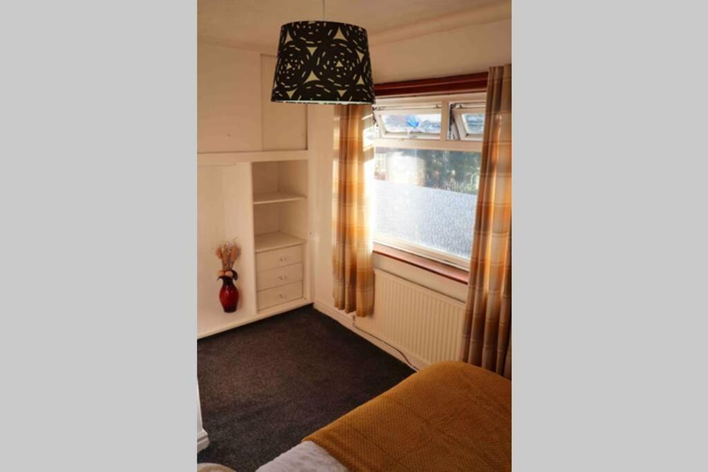 Cheerful 2 Bedroom Residential Home - Free Parking Leeds  Exterior photo
