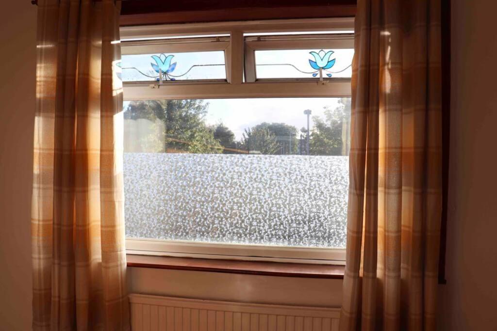 Cheerful 2 Bedroom Residential Home - Free Parking Leeds  Exterior photo