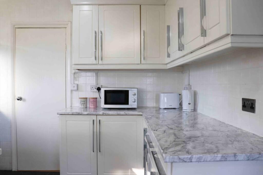 Cheerful 2 Bedroom Residential Home - Free Parking Leeds  Exterior photo