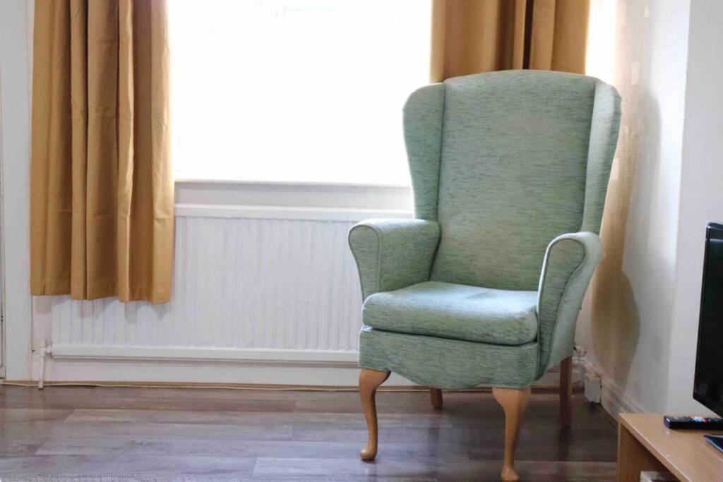 Cheerful 2 Bedroom Residential Home - Free Parking Leeds  Exterior photo