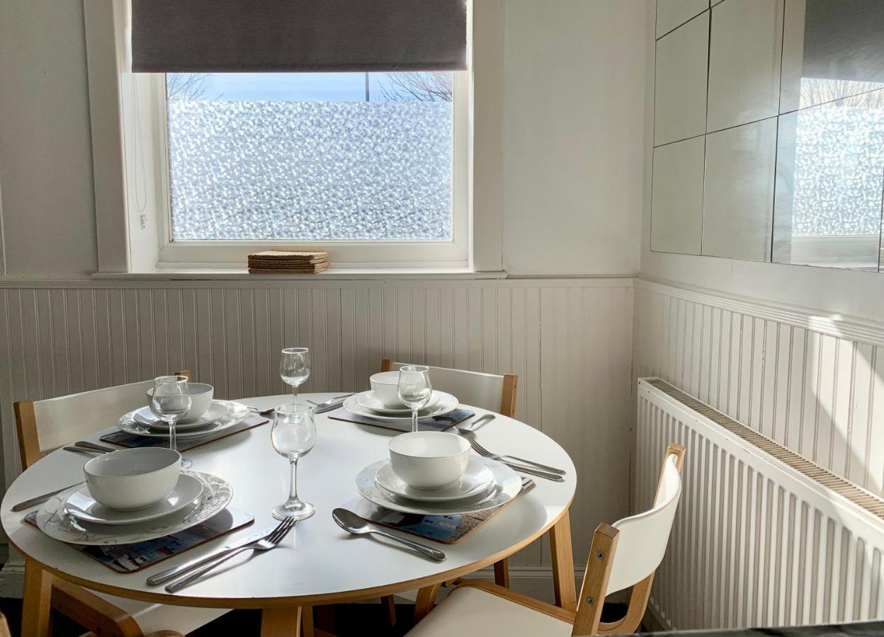 Cheerful 2 Bedroom Residential Home - Free Parking Leeds  Exterior photo
