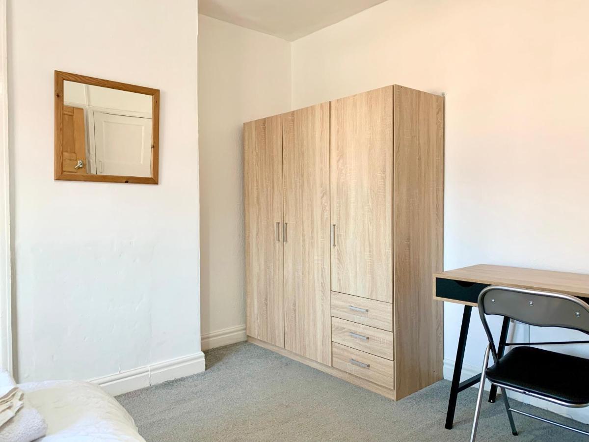 Cheerful 2 Bedroom Residential Home - Free Parking Leeds  Exterior photo