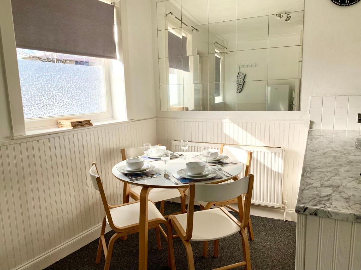 Cheerful 2 Bedroom Residential Home - Free Parking Leeds  Exterior photo